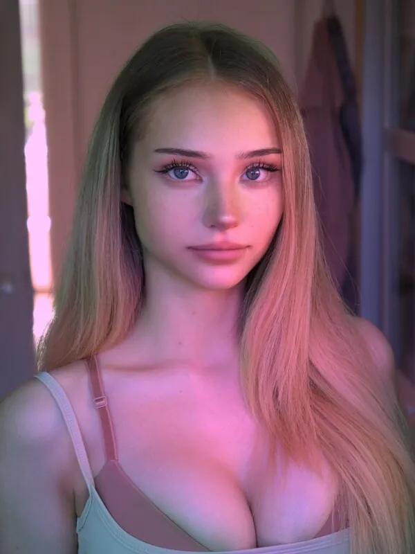 EmmelieBond egirl camshow