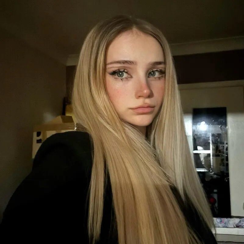EmmelieBond egirl camshow
