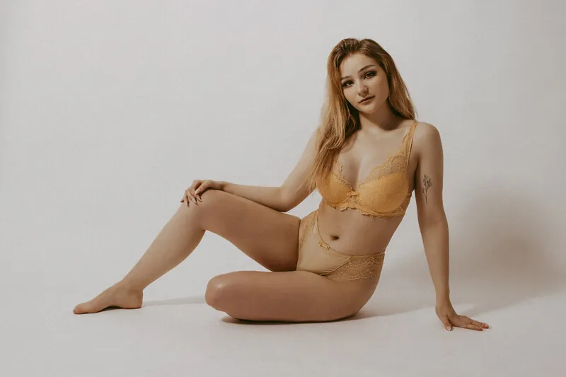 EmmelieBond egirl camshow
