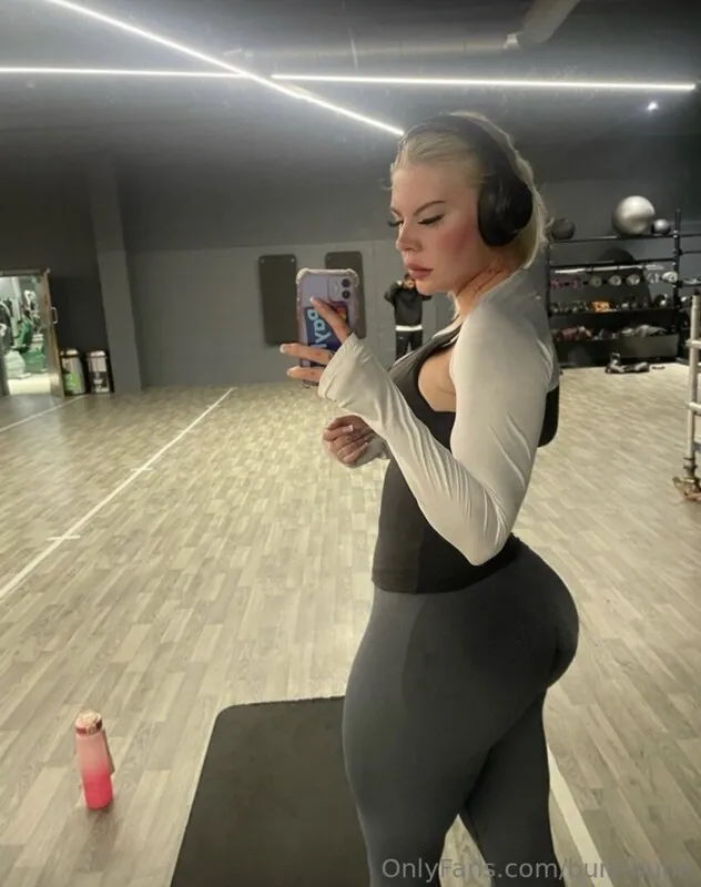 emzlouxo tattooed camshow