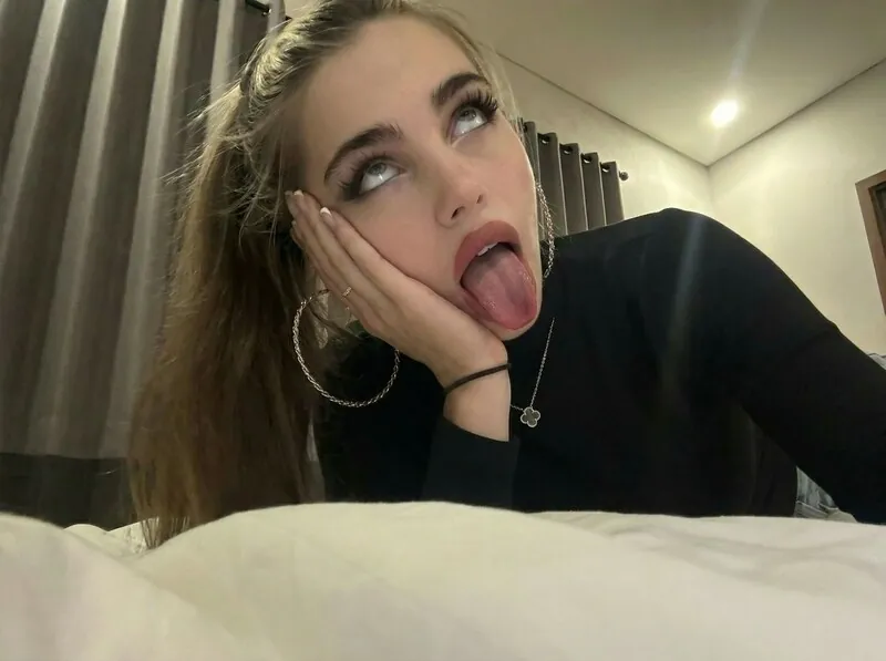 Mira Levels egirl camshow