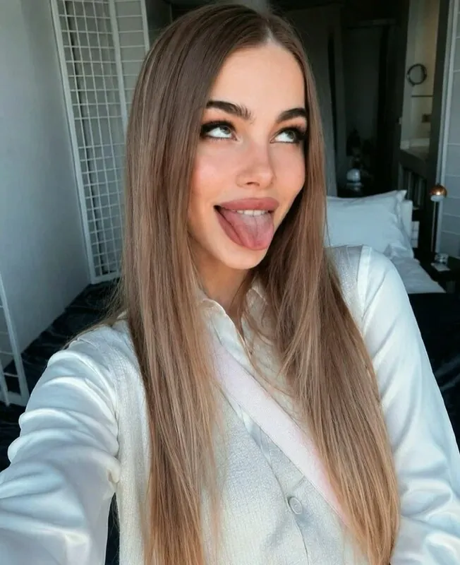 Mira Levels egirl camshow