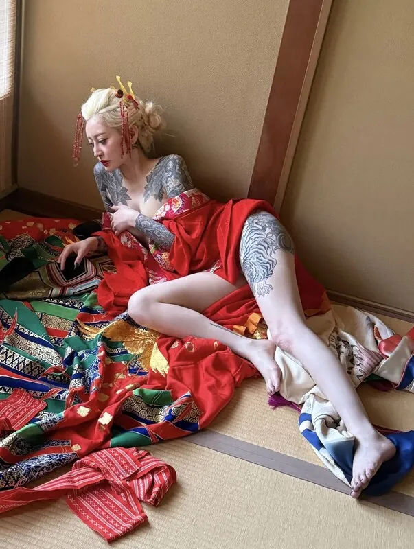 Otoha Ono (Otosan_inkcat) tattooed camshow
