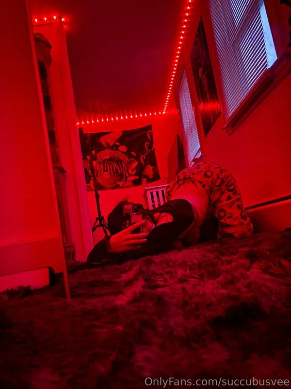 Succubusvee emo camshow