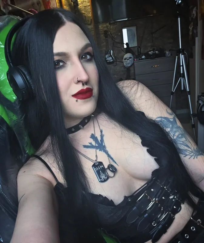 crimson_dead_wolf goth camshow