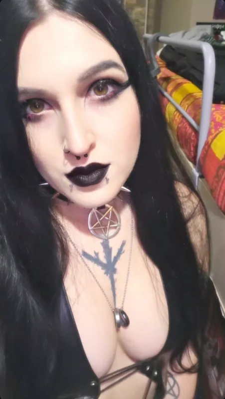 crimson_dead_wolf goth camshow