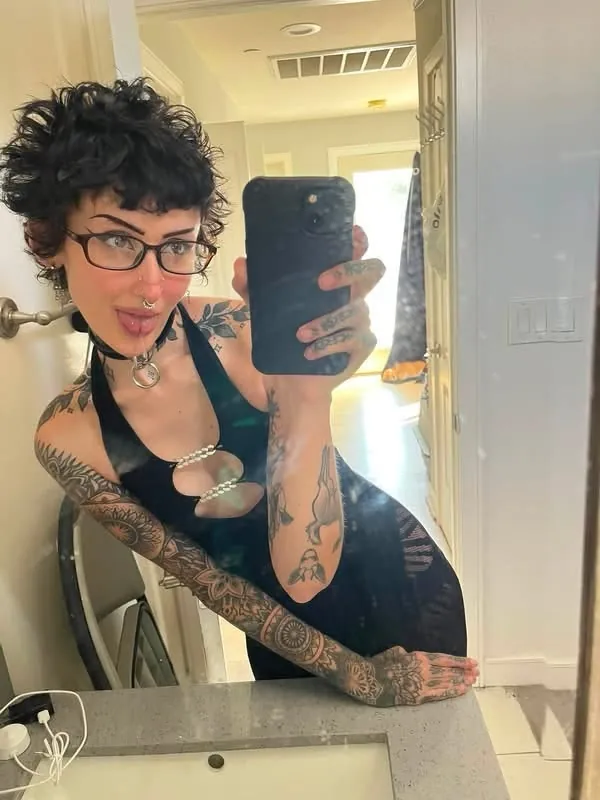 ghostologyxo goth camshow