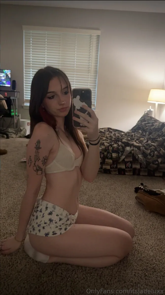 itsjadeluxx goth camshow
