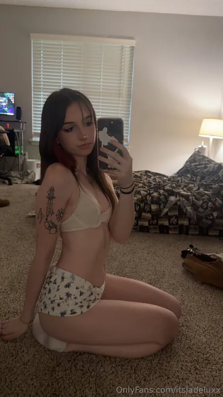 itsjadeluxx goth camshow