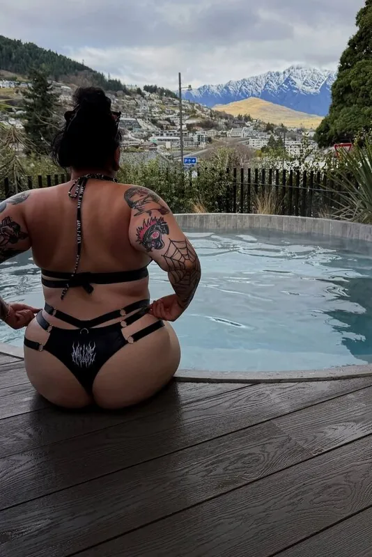 Rhikatera — OnlyFans leaks, goth cam & pics