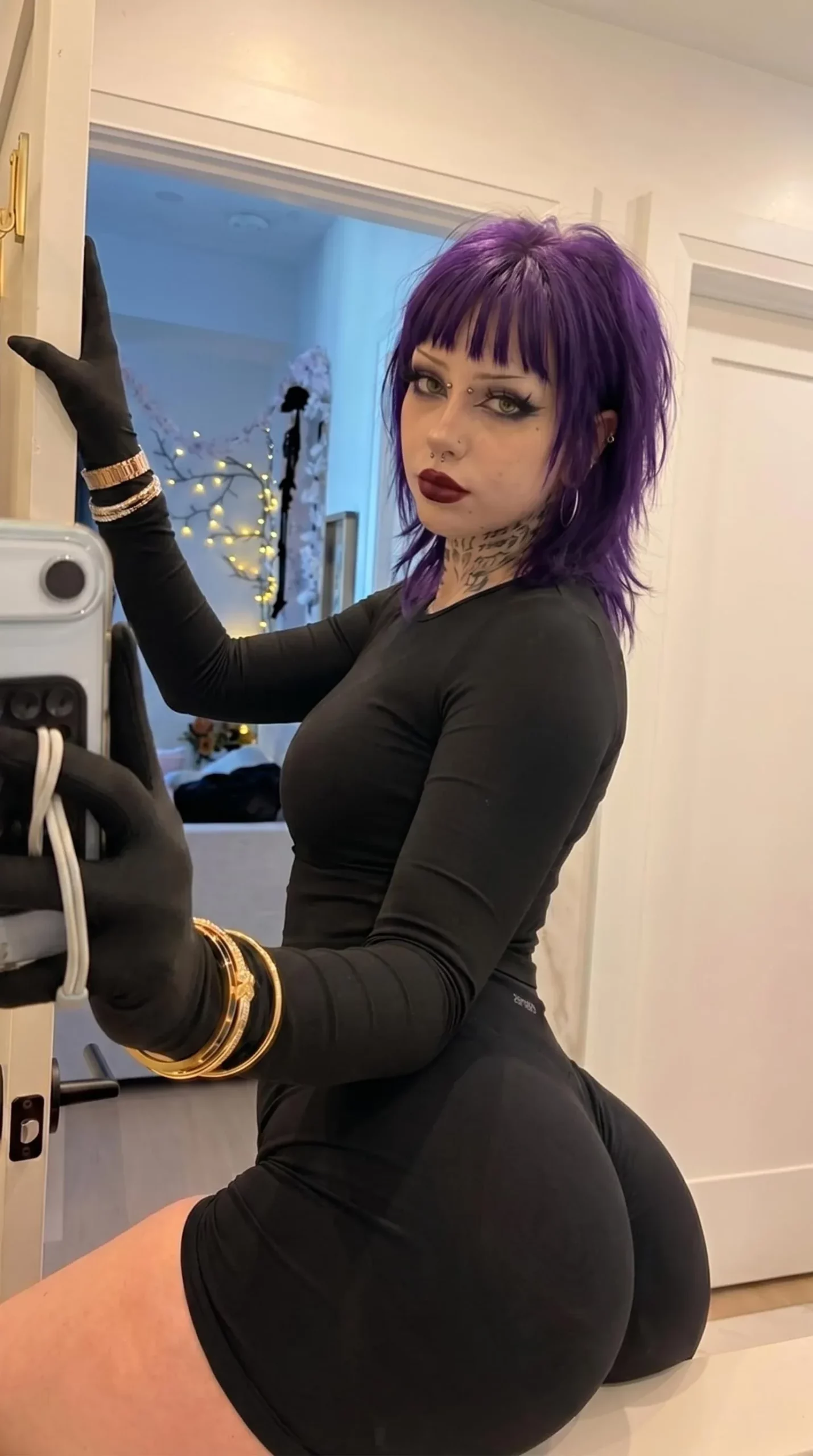 Fanvue: ravybaby goth camshow